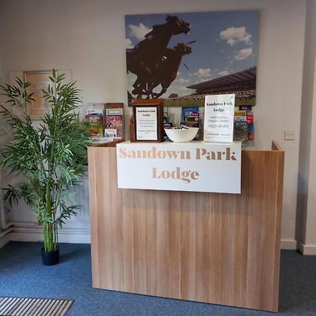 Sandown Park Lodge Esher Buitenkant foto