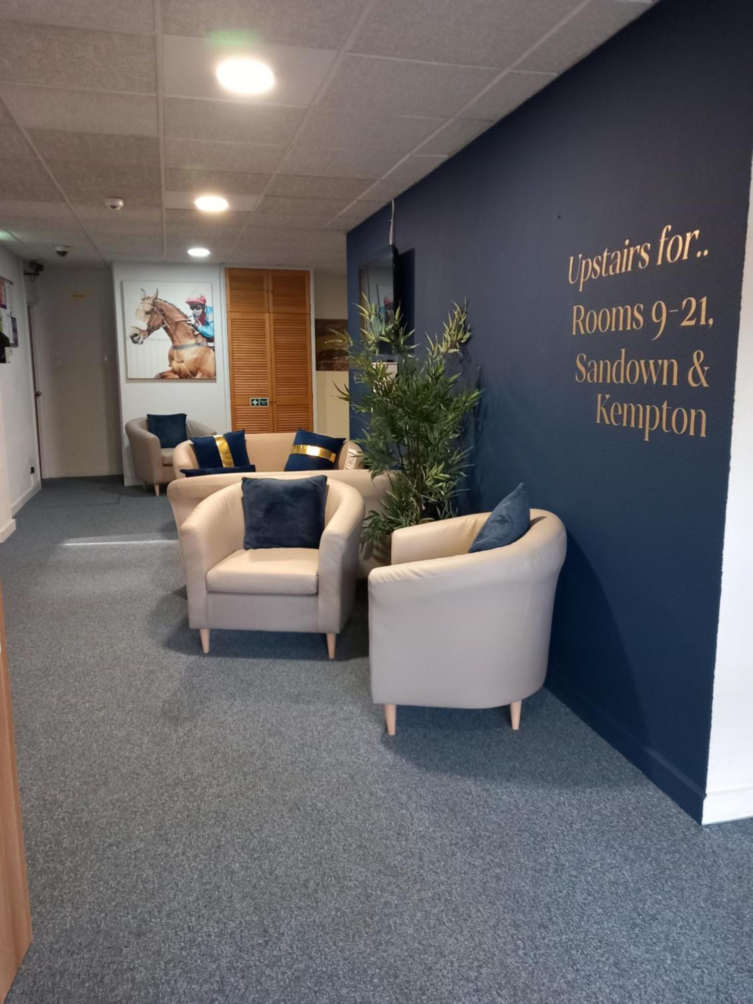 Sandown Park Lodge Esher Buitenkant foto