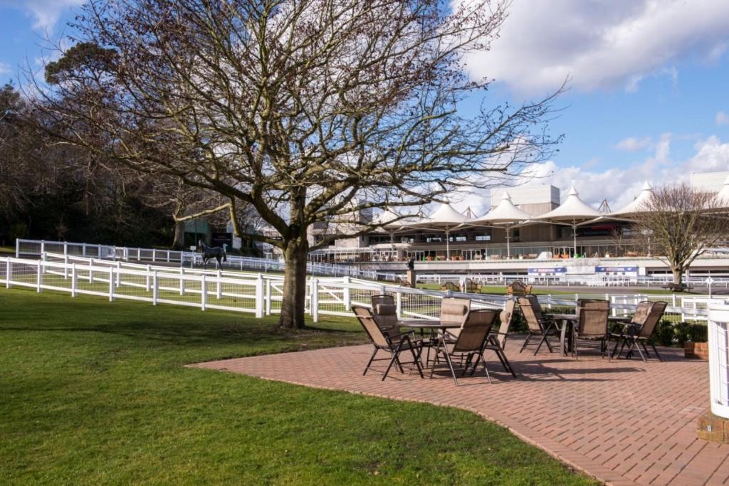 Sandown Park Lodge Esher Buitenkant foto