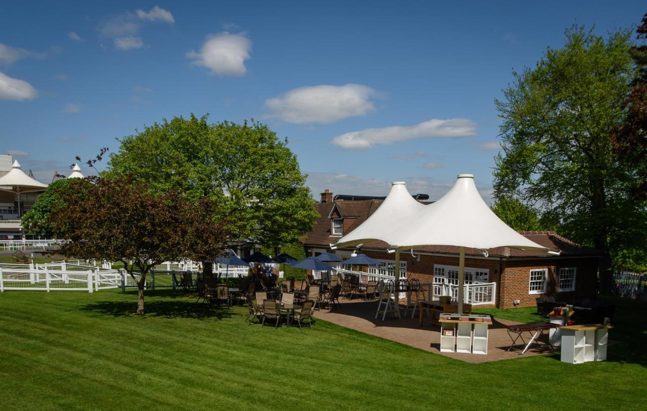 Sandown Park Lodge Esher Buitenkant foto