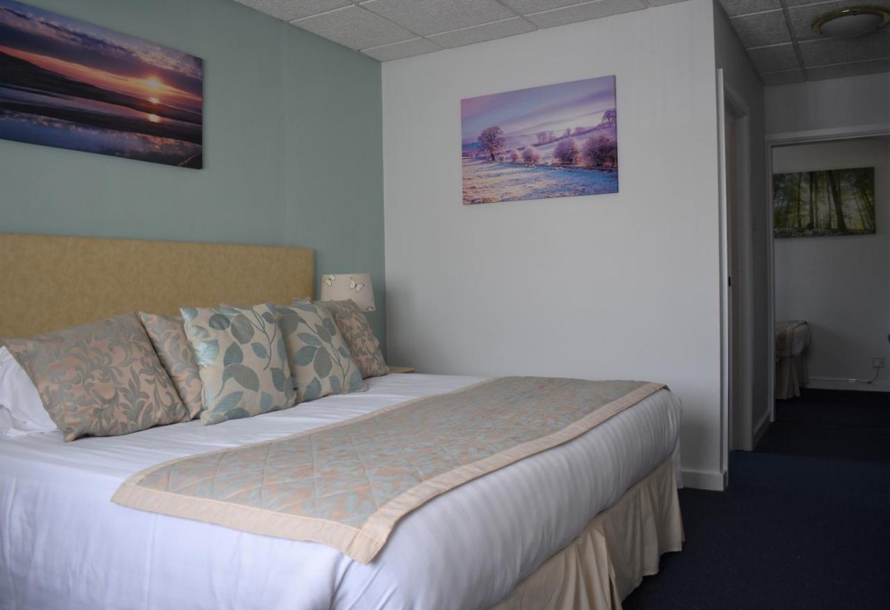 Sandown Park Lodge Esher Buitenkant foto